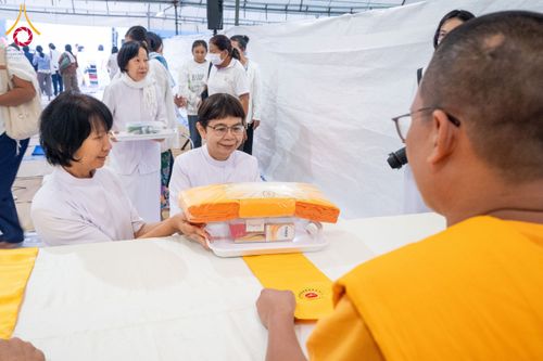 ภาพ No.200244:พิธีถวายภัตตาหารเป็นสังฆทาน แด่พระธรรมยาตรา ณ อนุสรณ์สถานบางปลา วัดบางปลา อำเภอบางเลน จังหวัดนครปฐม ในโครงการธรรมยาตรา กตัญญูบูชา มหาปูชนียาจารย์ พระมงคลเทพมุนี(สด จนฺทสโร) พระผู้ปราบมาร อนุสรณ์สถาน 7 แห่ง ปีที่ 13 วันที่ 23 มกราคม พ.ศ. 2568