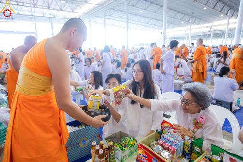 ภาพ No.158973:พิธีตักบาตร ในวันอาทิตย์ต้นเดือน วันที่ 6 ตุลาคม พ.ศ. 2567 ณ สภาธรรมกายสากล วัดพระธรรมกาย