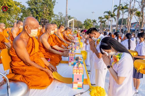 ภาพ No.101863:ตักบาตรพระ 10,000 รูป เติมบุญให้แผ่นดิน เนื่องในโอกาส 192 ปี จังหวัดกาญจนบุรี หนึ่งในโครงการตักบาตรพระ 2,000,000 รูป  77 จังหวัดทุกวัดทั่วไทย วันจันทร์ที่ 11 ธันวาคม พ.ศ. 2566 บริเวณถนนสองแคว (SKY WALK) เมืองกาญจนบุรี