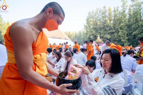 ภาพ No.107580:พิธีตักบาตรพระธรรมยาตราฯ ในโครงการธรรมยาตรากตัญญูบูชา มหาปูชนียาจารย์ พระมงคลเทพมุนี(สด จนฺทสโร) พระผู้ปราบมาร ปีที่ 12 ณ อนุสรณ์สถานมหาวิหารพระมงคลเทพมุนี อ.สองพี่น้อง จ.สุพรรณบุรี วันที่ 7 มกราคม พ.ศ. 2567