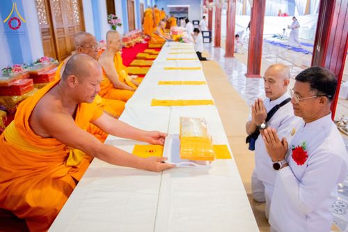 ภาพ No.195923:พิธีถวายภัตตาหารเป็นสังฆทาน แด่พระธรรมยาตรา ณ วัดโบสถ์(บน) ตำบลบางคูเวียง อำเภอบางกรวย จังหวัดนนทบุรี ในโครงการธรรมยาตรา กตัญญูบูชา มหาปูชนียาจารย์ พระมงคลเทพมุนี(สด จนฺทสโร) พระผู้ปราบมาร อนุสรณ์สถาน 7 แห่ง ปีที่ 13 วันที่ 16 มกราคม พ.ศ. 2568