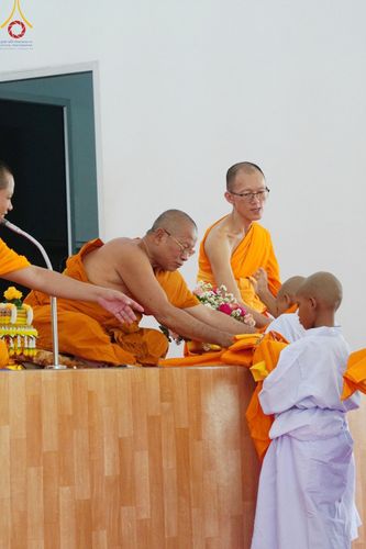 ภาพ No.134887:พิธีตัดปอยผม พิธีขอขมารับผ้าไตร พิธีบรรพชา และพิธีถวายบาตร ในโครงการบรรพชาสามเณร ฟื้นฟูพระพุทธศาสนาทั่วไทย  ณ ศูนย์ปฏิบัติธรรมและศูนย์อบรมเยาวชนเพชรบุรี ต.ท่าแลง อ.ท่ายาง จ.เพชรบุรี