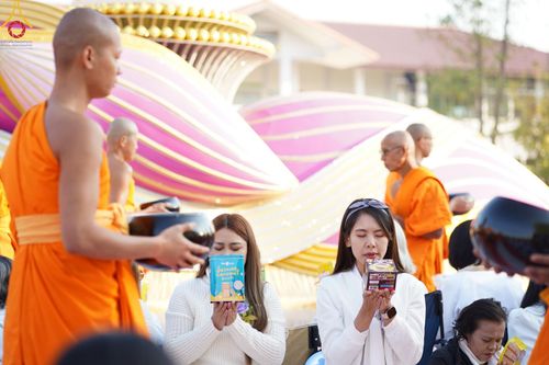 ภาพ No.195384:พิธีตักบาตรพระธรรมยาตรา ณ อนุสรณ์สถานลำดับที่ 3 สถานที่เกิดใหม่ในเพศสมณะ วัดสองพี่น้อง ต.ต้นตาล อ.สองพี่น้อง จ.สุพรรณบุรี ในโครงการธรรมยาตรา กตัญญูบูชา มหาปูชนียาจารย์ พระมงคลเทพมุนี(สด จนฺทสโร) พระผู้ปราบมาร ปีที่ 13 วันที่ 15 มกราคม พ.ศ.2568
