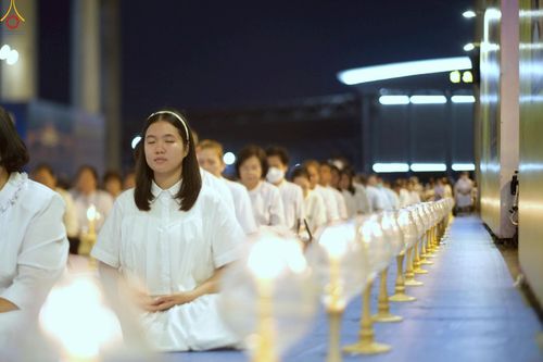 ภาพ No.224006:วันวิสาขบูชา วันอาทิตย์ที่ 11 พฤษภาคม พ.ศ. 2568 พิธีจุดวิสาขประทีป ,  พิธีเวียนประทักษิณรอบพระมหาธรรมกายเจดีย์ , พิธีฉลองชัยสวดมนต์บทธัมมจักกัปปวัตตนสูตร ครบ 7,357,000,000 จบ ณ มหารัตนวิหารคด วัดพระธรรมกาย