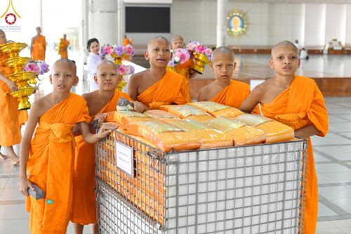 ภาพ No.169811:พิธีถวายภัตตาหารเมนูสวรรค์ "เพื่อการบรรลุธรรม" เนื่องในวันลอยกระทง (ขึ้น 15 ค่ำ เดือน 12) วันศุกร์ที่ 15 พฤศจิกายน พ.ศ. 2567 ณ หอฉันคุณยายอาจารย์ฯ วัดพระธรรมกาย