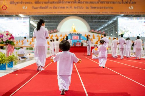 ภาพ No.99833:พิธีทอดผ้าป่า ต้นสมบัติจักรพรรดิ ในวันอาทิตย์ที่ 3 ธันวาคม พ.ศ. 2566 ณ สภาธรรมกายสากล วัดพระธรรมกาย จ.ปทุมธานี