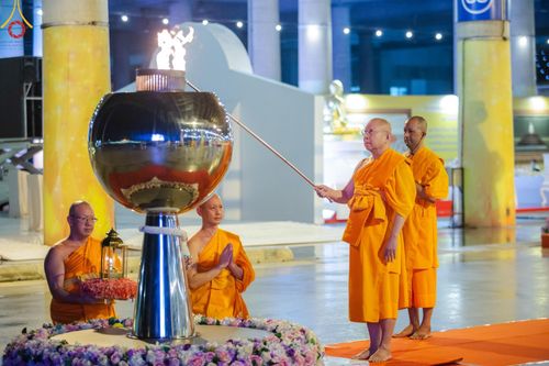 ภาพ No.154856:พิธีจุดประทีป, พิธีฉลองชัยสวดมนต์บทธัมมจักกัปปวัตนสูตร ณ มหารัตนวิหารคด วัดพระธรรมกาย วันอังคารที่ 17 กันยายน พ.ศ. 2567