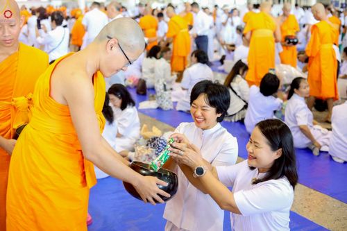 ภาพ No.243522:วันที่ 7 กันยายน พ.ศ. 2568 พิธีตักบาตร ข้าวสารอาหารแห้ง ในวันครูผู้ค้นพบวิชชาธรรมกาย ณ บ้านแก้วเรือนทองคุณยายฯ สภาธรรมกายสากล วัดพระธรรมกาย