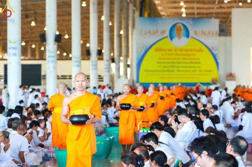 ภาพ No.151043:พิธีตักบาตร ในวันอาทิตย์ต้นเดือน วันที่ 1 กันยายน พ.ศ. 2567 ณ สภาธรรมกายสากล วัดพระธรรมกาย