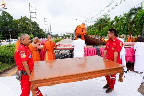 ภาพ No.229895:วันพฤหัสบดีที่ 26 มิถุนายน พ.ศ. 2568 พิธีตักบาตรพระ 1,165 รูป ฉลองก่อตั้งเมืองวานรนิวาส ครบรอบ 164 ปี ณ ถนนวานรนิวาส-อากาศอำนวย อ.วานรนิวาส จ.สกลนคร