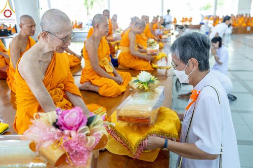 ภาพ No.165823:พิธีถวายภัตตาหารเมนูสวรรค์ วันที่ 26 ตุลาคม พ.ศ. 2567 ณ หอฉันคุณยายอาจารย์ฯ วัดพระธรรมกาย