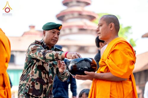 ภาพ No.213154:วันที่ 17 - 18 มีนาคม พ.ศ. 2568 คณะสงฆ์และสามเณรเดินบิณฑบาต รอบเมืองในพื้นที่ วัดสยมภูวนาถและราชวังปาตัน ณ เมืองกาฐมาณฑุ ประเทศเนปาล