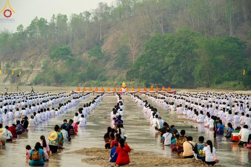 ภาพ No.63319:Photo Story  มหัศจรรย์วัดดงดินแดง Episode 1  พิธีปลงผมนาคธรรมทายาท  ในโครงการบรรพชาอุปสมบทหมู่ ฟื้นฟูพระพุทธศาสนาทั่วไทย วัดดงดินแดง ณ ลำน้ำแม่ตื่น อ.อมก๋อย จ.เชียงใหม่ วันที่ 2 เมษายน พ.ศ. 2567