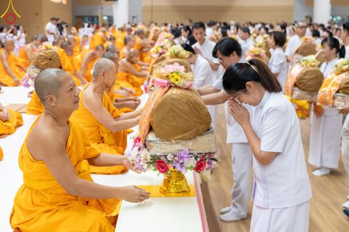 ภาพ No.180857:พิธีถวายภัตตาหารเมนูสวรรค์ และพิธีถวายอุปกรณ์กันหนาว แด่คณะพระภิกษุสามเณรวัดพระธรรมกาย วันอาทิตย์ที่ 8 ธันวาคม พ.ศ.2567 ณ สภาธรรมกายสากล วัดพระธรรมกาย