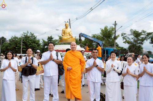 ภาพ No.239802:วันที่ 16-17 สิงหาคม พ.ศ. 2568 การปฏิบัติหน้าที่ของเจ้าหน้าที่ทุกสถานะ เพื่องานพิธีอัญเชิญรูปเหมือนพระมงคลเทพมุนี (สด จันทสโร) และพิธีกดปุ่มอัญเชิญรูปเหมือน พระมงคลเทพมุนี (สด จันทสโร) ณ มหาวิหารแก้วพระมงคลเทพมุนี ศูนย์ปฏิบัติธรรมแก้วเมืองเลย จ.เลย