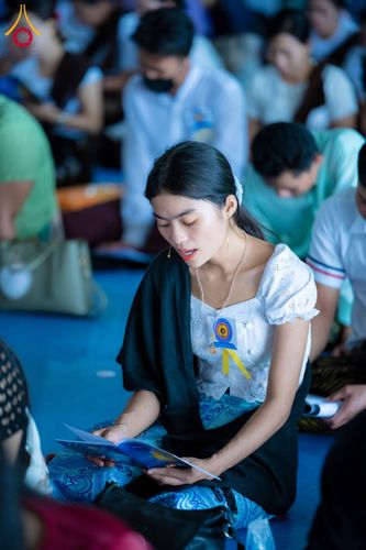 ภาพ No.143720:พิธีถวายผ้าไตร, สวดธรรมจักร, ปฏิบัติธรรม และฟังแสดงพระธรรมเทศนา ภาษาเมียนมา โดยมีสาธุชนชาวเมียนมากว่า 4,000 คน เข้าร่วมพิธี ณ มหารัตนวิหารคด วัดพระธรรมกาย วันอาทิตย์ที่ 7 กรกฎาคม พ.ศ. 2567