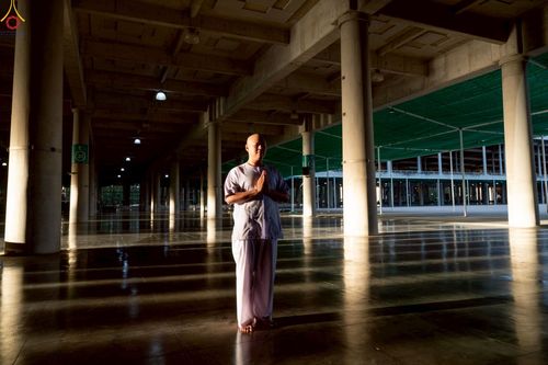 ภาพ No.242999:วันที่ 31 สิงหาคม พ.ศ. 2568 พิธีตัดปอยผมและปลงผม โครงการอุปสมบทหมู่บูชาธรรม ครบรอบ 108 ปี วันครูผู้ค้นพบวิชชาธรรมกาย ณ วัดพระธรรมกาย