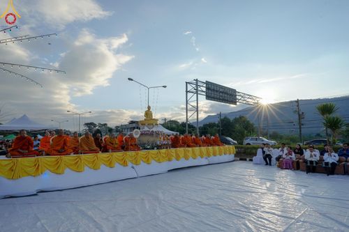 ภาพ No.187193:พิธีตักบาตรพระ ๕๐๐ รูป "สร้างบุญใหญ่ ส่งท้ายปีเก่า ต้อนรับปีใหม่ ๒๕๖๘" วันเสาร์ที่ ๒๘ ธันวาคม พ.ศ. ๒๕๖๗ ณ ถนนหน้าที่ว่าการอำเภอภูเรือ จังหวัดเลย