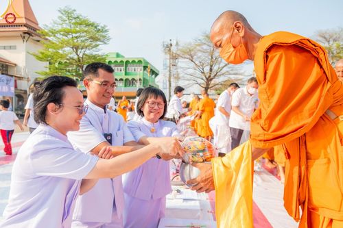 ภาพ No.58162:พิธีตักบาตรพระภิกษุและสามเณร 180 รูป ณ ลานองค์พระสมุทรเจดีย์ จ.สมุทรปราการ วันเสาร์ที่ 27 เมษายน พ.ศ. 2567
