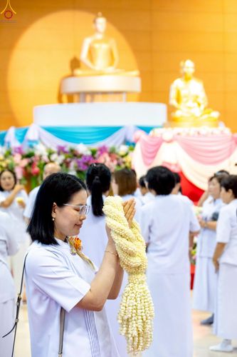 ภาพ No.251298:วันที่ 10 ตุลาคม พ.ศ. 2568 พิธีปฏิบัติธรรม ในวันคล้ายวันเกิด 141 ปี พระมงคลเทพมุนี (สด จนฺทสโร) พระผู้ปราบมาร ณ สภาธรรมกายสากล วัดพระธรรมกาย