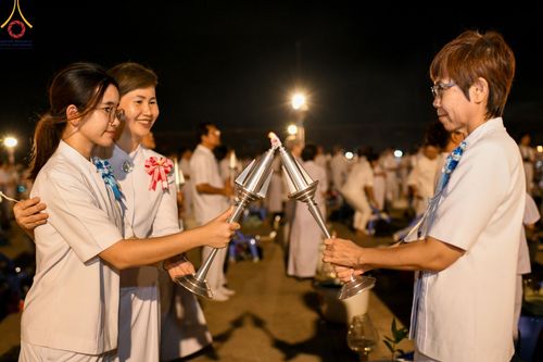 ภาพ No.160626:พิธีจุดประทีป 20,000 ดวง บูชาพระมหาธรรมกายเจดีย์ และบูชาพระมงคลเทพมุนี (สด จนฺทสโร) พระผู้ปราบมาร ณ ลานธรรม พระมหาธรรมกายเจดีย์ วัดพระธรรมกาย จ.ปทุมธานี วันที่ 10 ตุลาคม พ.ศ. 2567