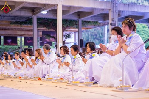 ภาพ No.194947:พิธีถวายภัตตาหารเป็นสังฆทาน แด่พระธรรมยาตรา ณ อนุสรณ์สถานมหาวิหารพระมงคลเทพมุนี (โลตัสแลนด์) อ.สองพี่น้อง จ.สุพรรณบุรี ในโครงการธรรมยาตรา กตัญญูบูชา มหาปูชนียาจารย์ พระมงคลเทพมุนี(สด จนฺทสโร) พระผู้ปราบมาร แห่ง ปีที่ 13 วันที่ 14 มกราคม พ.ศ.2568