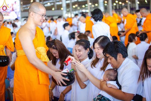 ภาพ No.167536:พิธีตักบาตรและพิธีบูชาข้าวพระ ในวันอาทิตย์ที่ 3 พฤศจิกายน พ.ศ. 2567 ณ วัดพระธรรมกาย