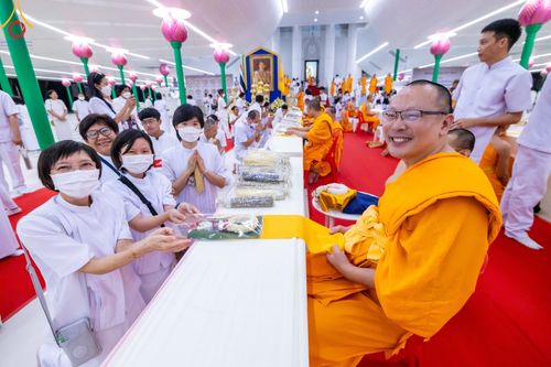 ภาพ No.123283:พิธีพระราชทานสัญญาบัตร พัดยศ และผ้าไตร แด่พระสงฆ์ในเขตปกครองคณะสงฆ์หนกลาง ณ วัดพระศรีมหาธาตุ เขตบางเขน กรุงเทพมหานคร และพิธีมุทิตาสักการะพระสังฆาธิการ ผู้ได้รับเลื่อนและตั้งสมณศักดิ์ ตามพระบรมราชโองการ ณ วัดพระธรรมกาย ในวันที่ 4 กุมภาพันธ์ พ.ศ. 2567