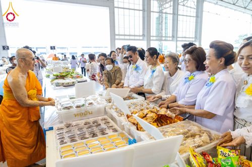 ภาพ No.203240:พิธีถวายภัตตาหารเป็นสังฆทาน แด่พระธรรมยาตรา ณ วัดพระธรรมกาย ตำบลคลองสาม อำเภอคลองหลวง จังหวัดปทุมธานี ในโครงการธรรมยาตรา กตัญญูบูชา มหาปูชนียาจารย์ พระมงคลเทพมุนี(สด จนฺทสโร) พระผู้ปราบมาร อนุสรณ์สถาน 7 แห่ง ปีที่ 13 วันที่ 29 มกราคม พ.ศ. 2568