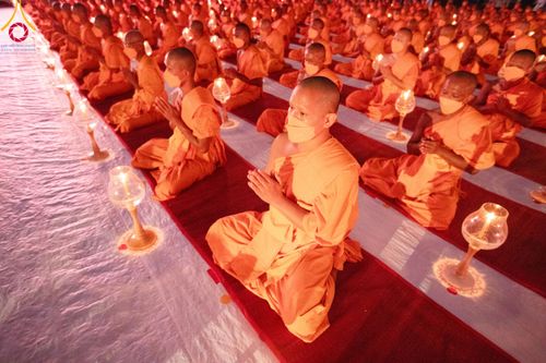 ภาพ No.112215:พิธีจุดประทีปถวายเป็นพุทธบูชา และบูชาธรรมมหาปูชนียาจารย์ พระมงคลเทพมุนี(สด จนฺทสโร) ในโครงการธรรมยาตรา กตัญญูบูชา มหาปูชนียาจารย์ พระมงคลเทพมุนี(สด จนฺทสโร) พระผู้ปราบมาร อนุสรณ์สถาน 7 แห่ง ปีที่ 12 วันที่ 14 มกราคม พ.ศ. 2567 ณ วัดสองพี่น้อง อ.สองพี่น้อง