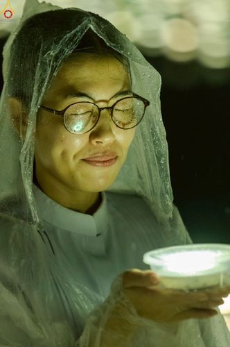 ภาพ No.244253:วันที่ 7 กันยายน พ.ศ. 2568 พิธีจุดประทีป วันครูผู้ค้นพบวิชชาธรรมกาย ณ ลานธรรมฯ และวิหารคด วัดพระธรรมกาย