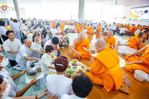 ภาพ No.122912:พิธีสวดพระพุทธมนต์ พิธีทอดผ้าบังสุกุล และพิธีถวายภัตตาหาร เป็นสังฆทานแด่พระภิกษุ สามเณร เนื่องในวันมหาปูชนียาจารย์ วันเสาร์ที่ 3 กุมภาพันธ์ พ.ศ. 2567 ณ หอฉันคุณยายอาจารย์ฯ วัดพระธรรมกาย