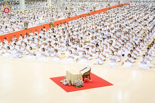 ภาพ No.232063:วันอาทิตย์ที่ 6 กรกฏาคม พ.ศ. 2568 พิธีตักบาตร ข้าวสารอาหารแห้ง  พิธีบูชาข้าวพระ สัมมนาพิเศษราชเหล็ก ณ สภาธรรมกายสากล วัดพระธรรมกาย