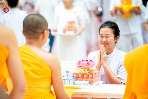 ภาพ No.239612:วันอาทิตย์ที่ 17 สิงหาคม พ.ศ. 2568 พิธีถวายคิลานเภสัช และอุปกรณ์ทางการแพทย์ แด่คณะสงฆ์ เนื่องในวันธรรมชัย ณ ห้องแก้วสารพัดนึก 2 สภาธรรมกายสากล วัดพระธรรมกาย