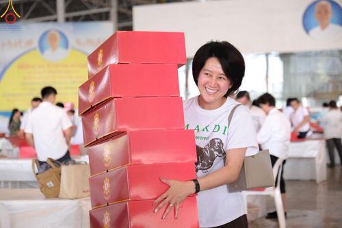 ภาพ No.210918:วันที่ 15 มีนาคม พ.ศ. 2568  บุญบรรจุกล่องไทยธรรม เพื่อถวายแด่พระสังฆาธิการ 40,000 กว่าวัดทั่วไทย ในวันคุ้มครองโลก 22 เมษายน พ.ศ. 2568