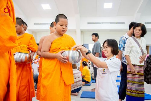 ภาพ No.218095:วันอาทิตย์ที่ 13 เมษายน พ.ศ. 2568 พิธีตักบาตรฉลองสามเณรใหม่ 75 รูป เนื่องในวันสงกรานต์ (โครงการบรรพชาสามเณรฟื้นฟูพระพุทธศาสนาทั่วไทย ประจำปีพุทธศักราช 2568) ณ ศูนย์ปฏิบัติธรรมระยอง(บ้านช่องลม) ตำบลบางบุตร อำเภอบ้านค่าย จังหวัดระยอง