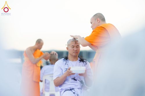 ภาพ No.274794:วันอาทิตย์ที่ 30 พฤศจิกายน พ.ศ. 2568 พิธีปลงผม โครงการอุปสมบทบูชาธรรมมหาปูชนียาจารย์ ปี 2568 ณ ลานธรรมพระมหาธรรมกายเจดีย์ ฝั่งทิศตะวันตก ระหว่างวิหารคดหมายเลข 8 และ 9 วัดพระธรรมกาย