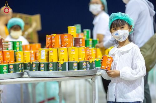 ภาพ No.202728:พิธีถวายภัตตาหารเป็นสังฆทาน แด่พระธรรมยาตรา ณ วัดพระธรรมกาย ตำบลคลองสาม อำเภอคลองหลวง จังหวัดปทุมธานี ในโครงการธรรมยาตรา กตัญญูบูชา มหาปูชนียาจารย์ พระมงคลเทพมุนี(สด จนฺทสโร) พระผู้ปราบมาร อนุสรณ์สถาน 7 แห่ง ปีที่ 13 วันที่ 28 มกราคม พ.ศ. 2568