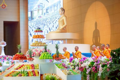 ภาพ No.222812:วันอาทิตย์ต้นเดือนที่ 4 พฤษภาคม พ.ศ. 2568 พิธีบูชาข้าวพระ ณ สภาธรรมกายสากล วัดพระธรรมกาย