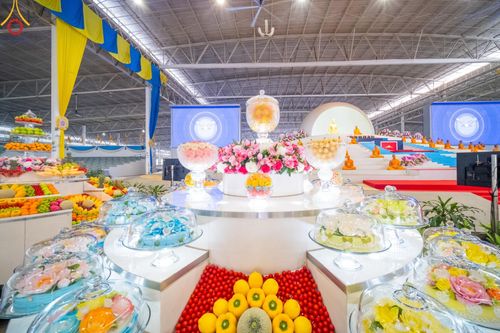 ภาพ No.123063:พิธีตักบาตร และพิธีบูชาข้าวพระ ในวันอาทิตย์ต้นเดือนที่ 4 กุมภาพันธ์ พ.ศ. 2567 ณ วัดพระธรรมกาย จ.ปทุมธานี