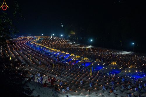 ภาพ No.138684:Photo Story  มหัศจรรย์วัดดงดินแดง Episode 6 พระภิกษุ-สามเณร ในโครงการบรรพชาอุปสมบทหมู่  กว่า 500 รูป และศีลจาริณีกว่า 300 คน ร่วมกันก่อพระเจดีย์ทราย 20,000 องค์ และจุดประทีป  บูชาธรรม 80 ปี หลวงพ่อธมฺมชโย กลางลำน้ำแม่ตื่น