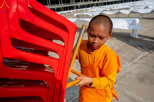 ภาพ No.220819:วันที่ 24-25 เมษายน พ.ศ. 2568 การเก็บงาน ผ้ารับประเคน ผ้าระบาย โต๊ะ เก้าอี้  ภายหลังงานวันคุ้มครองโลก ณ วัดพระธรรมกาย