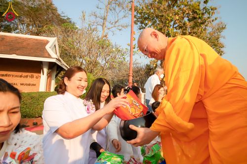 ภาพ No.208697:ตักบาตรพระ 1,743 รูป ครบรอบ 743 ปี นครน่าน ถวายเป็นพุทธบูชา น้อมบุญกุศลอุทิศให้บรรพบุรุษ วันอาทิตย์ ที่ 16 กุมภาพันธ์ พ.ศ. 2568 ณ ถนนคนเดินข่วงเมืองน่าน ต.ในเวียง อ.เมือง จ.น่าน