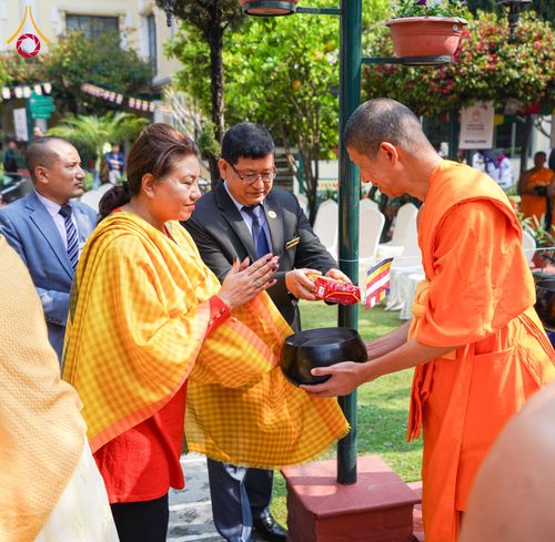 ภาพ No.132581:สามเณรเนปาล บิณฑบาต ย่านทาเมล เมืองกาฐมาณฑุ และเมืองปาฏัน ในโครงการบรรพชา 1,250 รูป ประเทศเนปาล วันที่ 20 มีนาคม พ.ศ. 2567