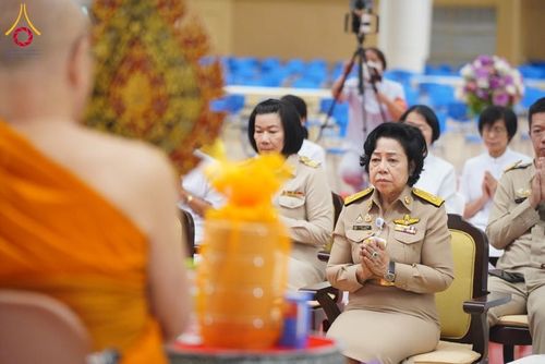ภาพ No.208997:พระบาทสมเด็จพระเจ้าอยู่หัว ทรงมีพระราชศรัทธาทรงพระกรุณาโปรดเกล้าฯ ให้บำเพ็ญพระราชกุศลถวายภัตตาหารพระราชทาน การสอบบาลีสนามหลวง ณ วัดพระธรรมกาย ย อ.คลองหลวง จ.ปทุมธานี วันที่ 23-24 กุมภาพันธ์ พ.ศ. 2568
