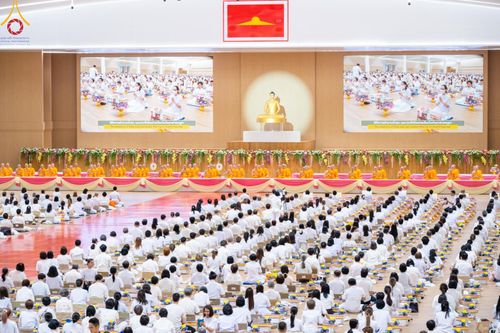 ภาพ No.145280:พิธีถวายผ้าอาบน้ำฝนและประทีปโคมไฟ ณ สภาธรรมกายสากล วัดพระธรรมกาย วันเสาร์ที่ 20 กรกฎาคม พ.ศ. 2567