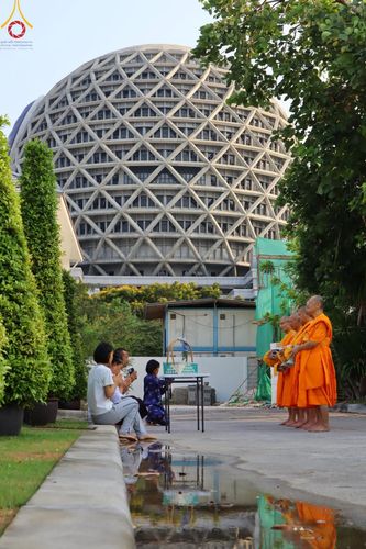 ภาพ No.136089:พระธรรมทายาท โครงการบวชพระนานาชาติ AEC & WAB ผู้บริหารรุ่นที่ 2 บิณฑบาต ณ หอฉันคุณยายอาจารย์ฯ เมืองแก้วมณี หมู่บ้านแก้วพุทธรักษา วันที่ 28 เมษายน พ.ศ. 2567