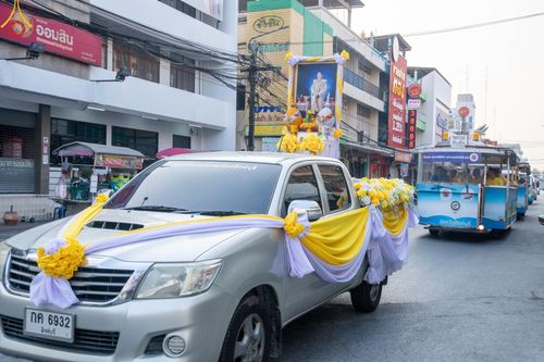 ภาพ No.59165:พิธีปลงผมและแห่นาคธรรมทายาท ในโครงการบรรพชาสามเณร ภาคฤดูร้อน เฉลิมพระเกียรติพระบาทสมเด็จพระเจ้าอยู่หัว เนื่องในโอกาส  พระราชพิธีมหามงคลเฉลิมพระชนมพรรษา 6 รอบ  ปลงผมนาคในวันที่ 21 เมษายน พ.ศ 2567 ณ วัดกลางธนรินทร์ (ธรรมอุทยานบ้านแป้ง)
