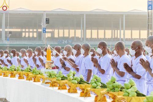 ภาพ No.101466:พิธีเวียนประทักษิณ, พิธีวันทาเจดีย์, พิธีขอขมาและมอบผ้าไตร ในโครงการอุปสมบทหมู่ รุ่นบูชาธรรมมหาปูชนียาจารย์ ณ วัดพระธรรมกาย ในวันที่ 9 ธันวาคม พ.ศ. 2566