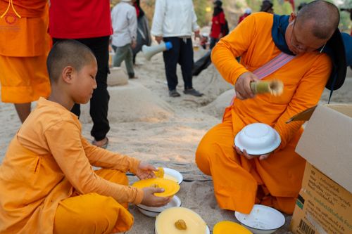 ภาพ No.140378:Photo Story มหัศจรรย์วัดดงดินแดง  EP.8  ภาพการเตรียมงาน การปฎิบัติงาน ของเหล่าผู้ทุ่มเทและเสียสละ เพื่อความสำเร็จของความมหัศจรรย์ ณ วัดดงดินแดง ต.ม่อนจอง อ.อมก๋อย จ.เชียงใหม่ วันที่ 1-7 เมษายน พ.ศ. 2567